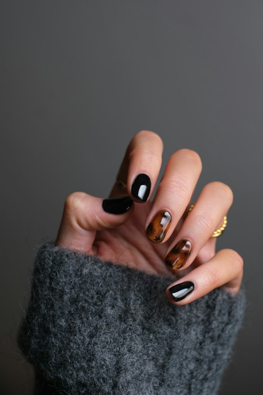 Black and tortoiseshell patterned nails
